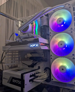 White Christmas Gamer (i9-11900F, RX 9060XT, 32GB DDR4) (1 foto / 7)