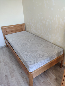Кровать с матрасом (1 фото из 1)