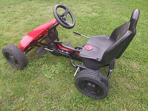 Laste pedaalidega auto (2 foto / 4)