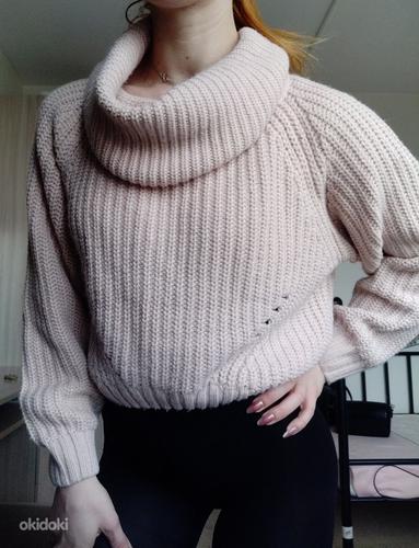 Нежно розовый теплый свитер с широким горлом (фото #1)