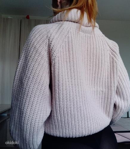 Нежно розовый теплый свитер с широким горлом (фото #3)