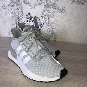 Кроссовки Adidas. (2 фото из 2)