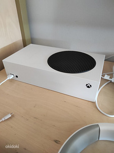Xbox Series S + gamepad (1 foto / 2)