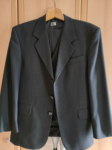 Müüa must ülikond koolilõpetajale