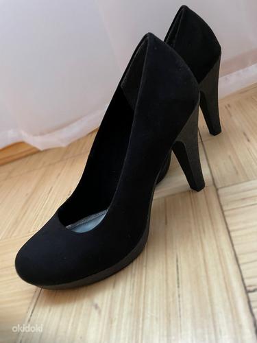 Mustad kõrge kontsaga kingad (foto #1)