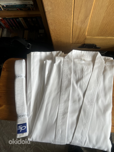 Karate uus kimono ja valge vöö