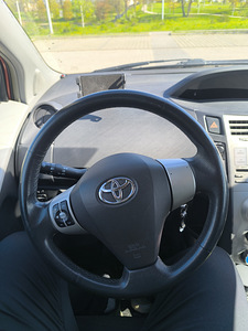 Toyota yaris 1.3 (5 foto / 15)