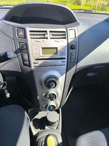 Toyota yaris 1.3 (6 foto / 15)