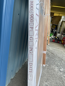 Деревянная межкомнатная дверь со стеклом и рамой (2 фото из 5)