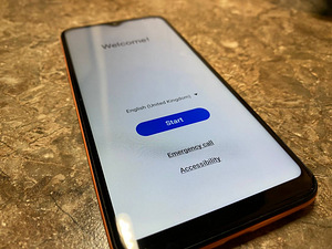 Samsung Galaxy A20e 3/32GB Coral Orange (3 foto / 3)
