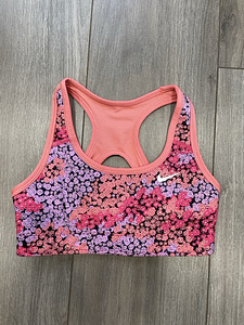 Kahepoolne NIKE topp, suurus 122-128 (1 foto / 4)