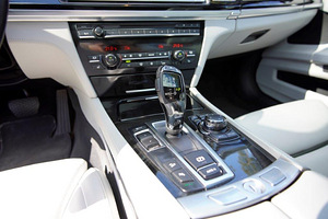 BMW 740 Individual XDRIVE 3.0 225kW (9 foto / 15)