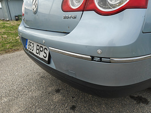 Helesinine automaatkastiga Volkswagen Passat 2005 (12 foto / 15)