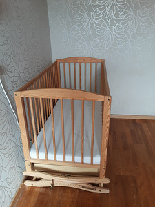 Детская кроватка (2 фото из 4)