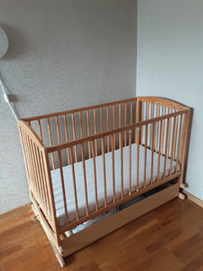 Детская кроватка (3 фото из 4)