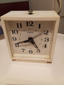Продаю механические часы-будильник Севани
