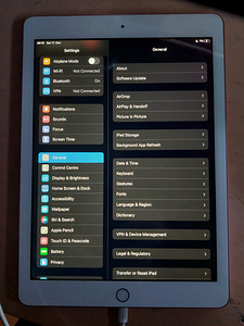 iPad 9,7" + коробка (3 фото из 5)