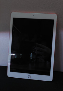 iPad 9,7" + коробка (5 фото из 5)
