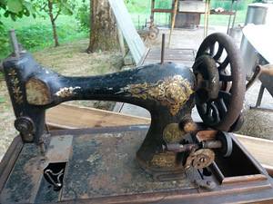 Vanaaegne kirst (veimevakk) ja õmblusmasin (7 foto / 8)