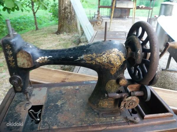 Старинный сундук и швейная машинка (фото #7)