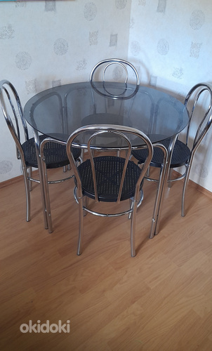Klaaslaud ja neli tooli