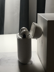 Apple Airpods 2 (4 фото из 5)