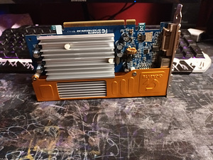 Продам видеокарту (gigabyte) (2 фото из 3)