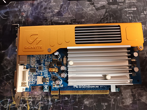 Продам видеокарту (gigabyte) (3 фото из 3)