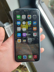 iPhone XR 128GB (2 foto / 3)
