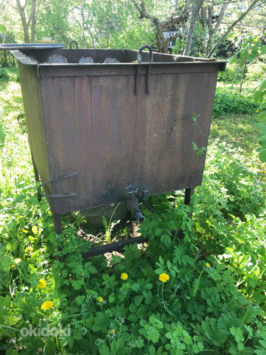 Veehoidla metallist kraaniga