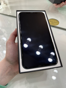 iPhone 11 Pro Max 256 GB + Phone Cases + Wireless Charger (4 foto / 10)