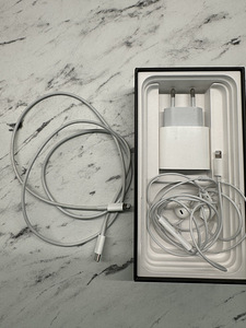 iPhone 11 Pro Max 256 GB + Phone Cases + Wireless Charger (6 foto / 10)