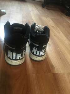Кроссовки Nike (3 фото из 3)