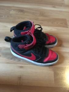 Lahedad nike nike all day play tossud (2 foto / 3)
