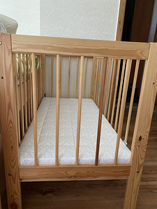 Прекрасная деревянная детская кроватка.