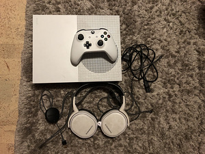 Xbox one s koos puldi ja kõrvaklappidega (1 foto / 3)