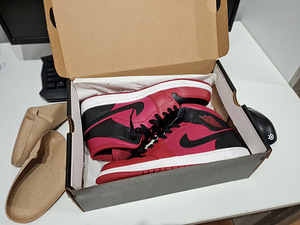 Air Jordan 1 Mid (2 foto / 3)