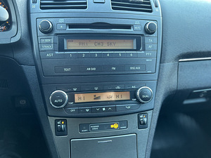 Toyota Avensis (7 foto / 9)