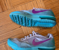 Продам легкие кроссовки Nike Air max.