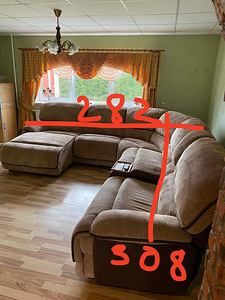 Большой и удобный угловой диван.