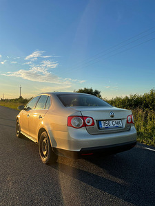 Volkswagen Jetta (3 foto / 9)