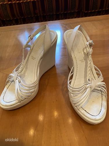 Босоножки на каблуке белые Bally - размер 38 (фото #1)