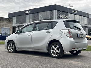 TOYOTA VERSO (6 foto / 10)