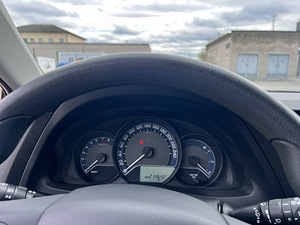 TOYOTA AURIS (9 фото из 11)
