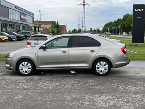 SKODA RAPID (4 foto / 10)