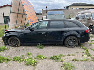 AUDI A4 AVANT (4 foto / 10)