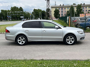 SKODA SUPERB (5 foto / 10)