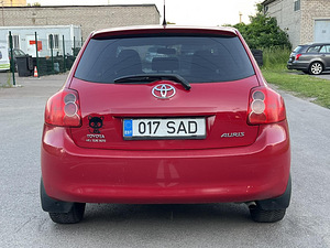 TOYOTA AURIS (8 фото из 11)