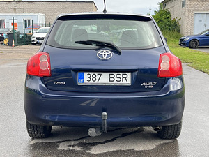 TOYOTA AURIS (8 фото из 10)