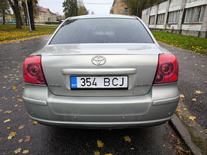Toyota Avensis (2 foto / 10)